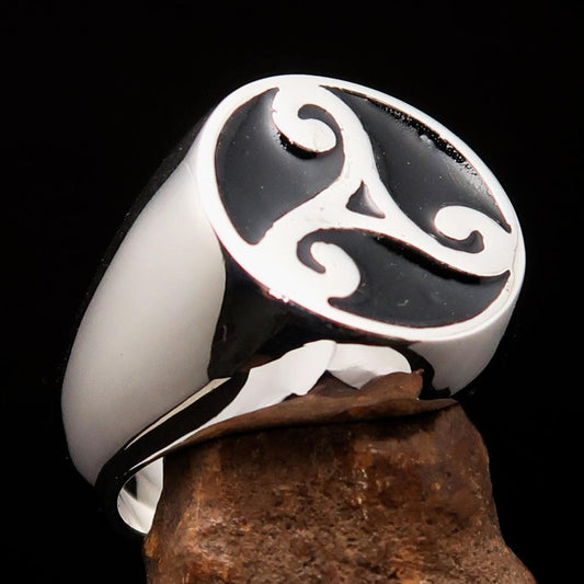 Perfectly crafted Men's Celtic Triade Ring Black Triskele - Sterling Silver